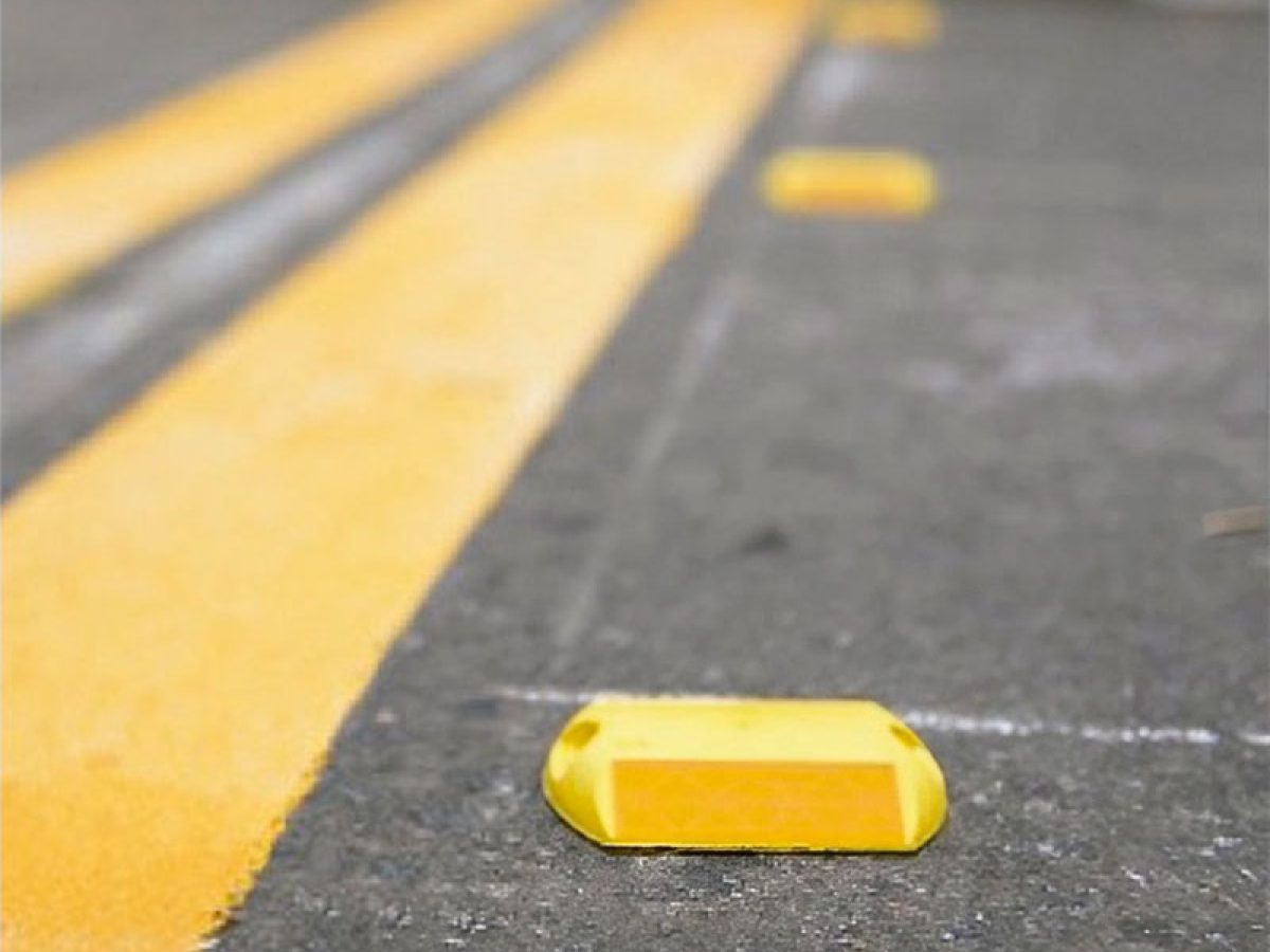 Seguridad brillante: ¿Por qué las tachas doradas están cambiando la señalización vial? 2 Tachas doradas para estacionamiento