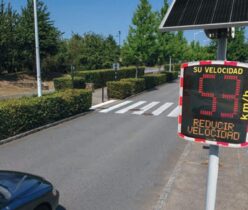 Sistema de radar de velocidad con cámara inteligente LPR y alimentación solar para control de tráfico urbano en Perú